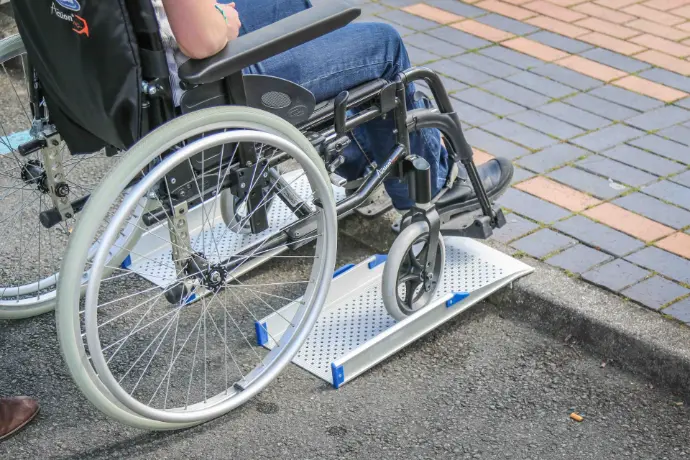 Découvrez les modèles de rampes d'accès amovibles proposés par Handynamic